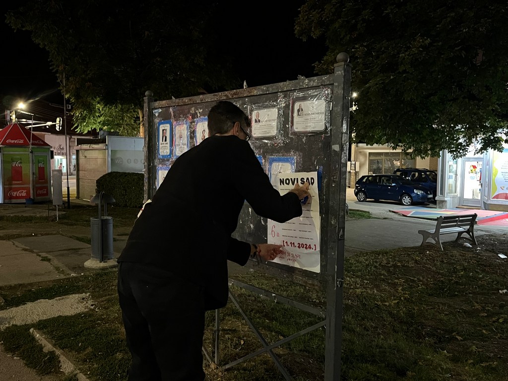 Građani Leskovca lepljenjem umrlica odali poštu za 16 žrtava iz Novog Sada