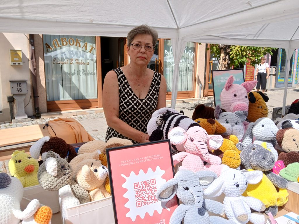Dragana amigurimi tehnikom plete lutke od plišanog konca za decu