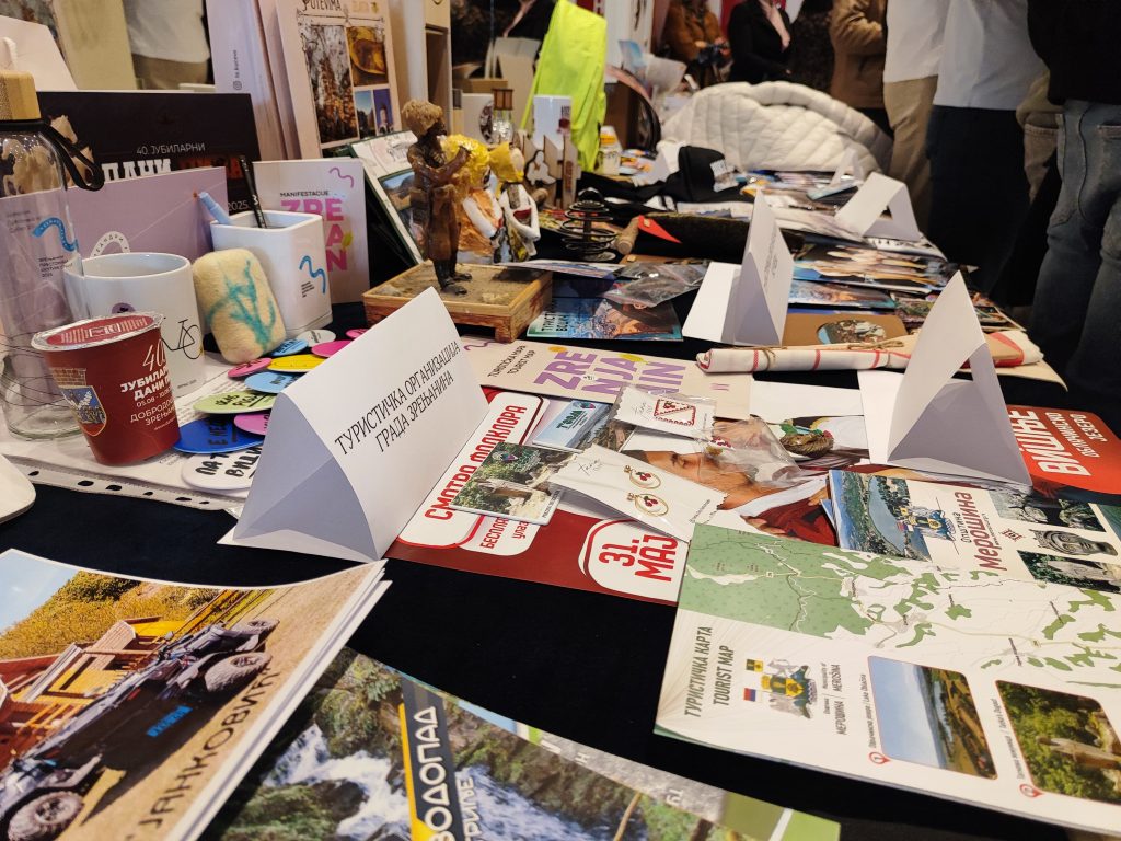 Preko 30 izlagača na Izložbi suvenira i turističkih publikacija u Leskovcu