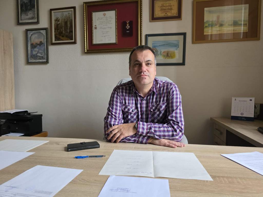Bojan Aleksić, koji je podržavao proteste učenika, danas preuzeo funkciju direktora leskovačke Gimnazije
