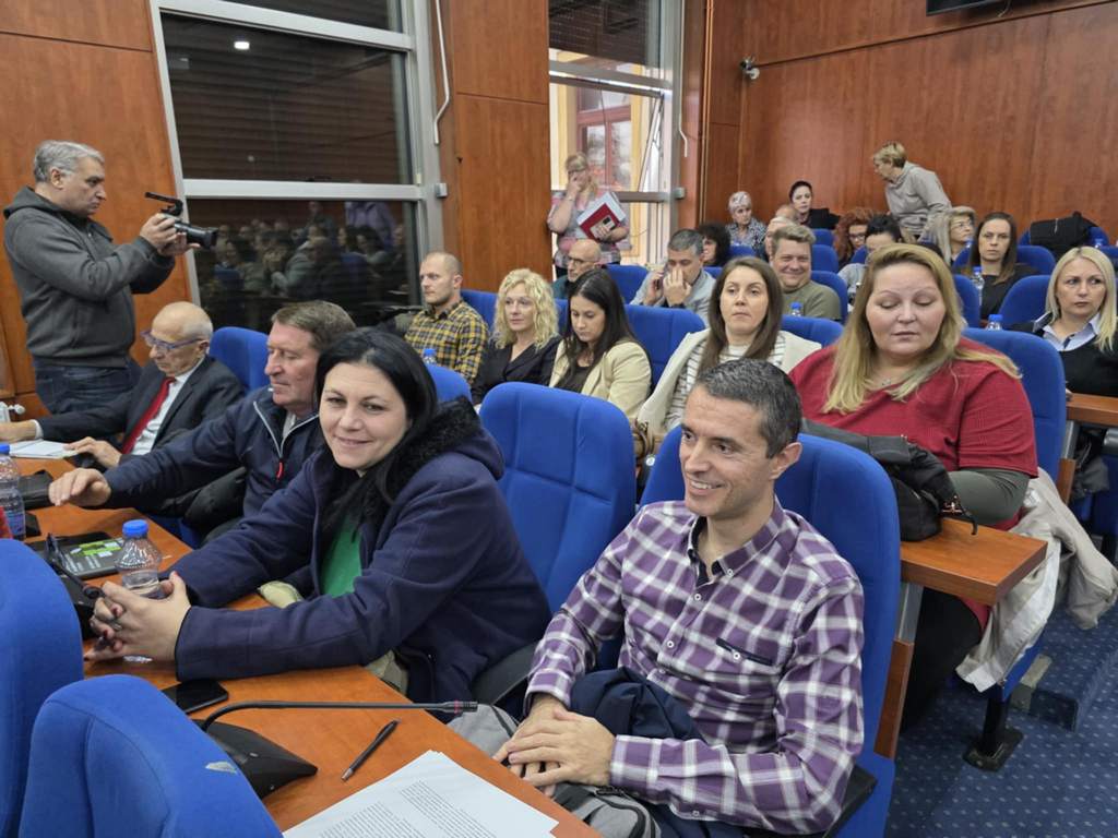 Leskovčani na javnoj raspravi tražili asfalt, vrtiće, mostove i odgovore zašto se za verski turizam izdvaja 45 miliona