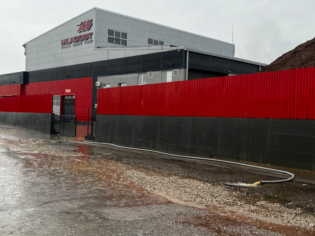 Fotografija dana: „Mladost“ ispumpava otpadnu vodu na ulicu