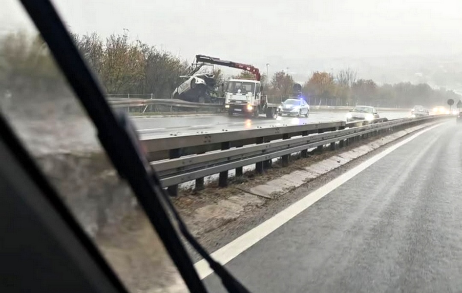 Putnički automobil sleteo sa puta, dizalica ga izvlači iz kanala