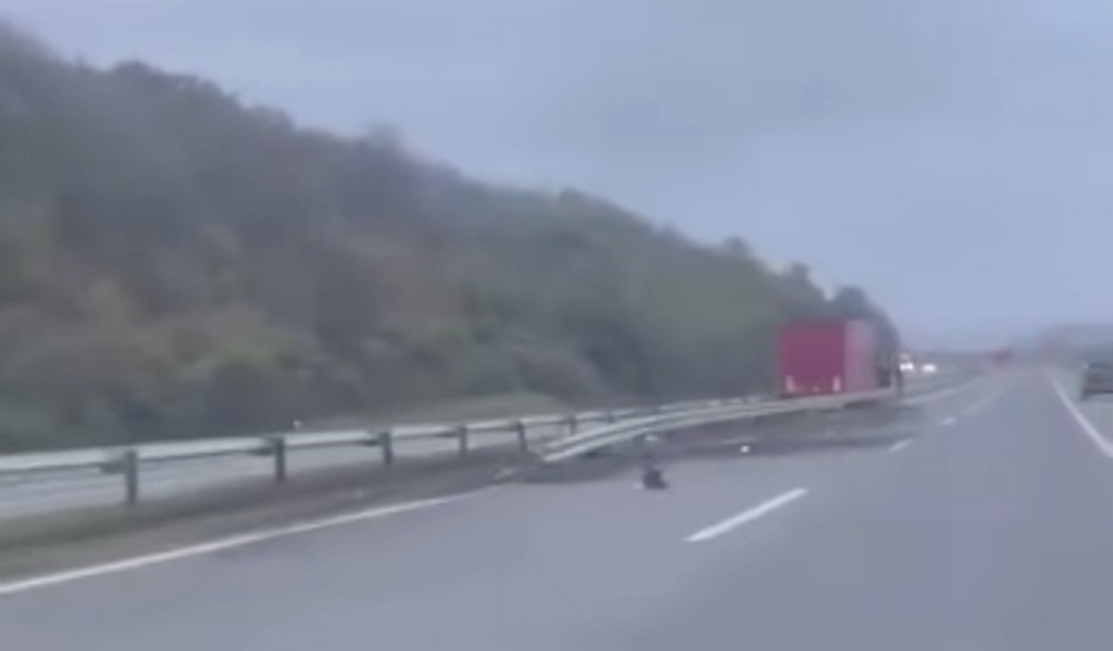 Kamion sleteo sa puta i probio zaštitnu ogradu