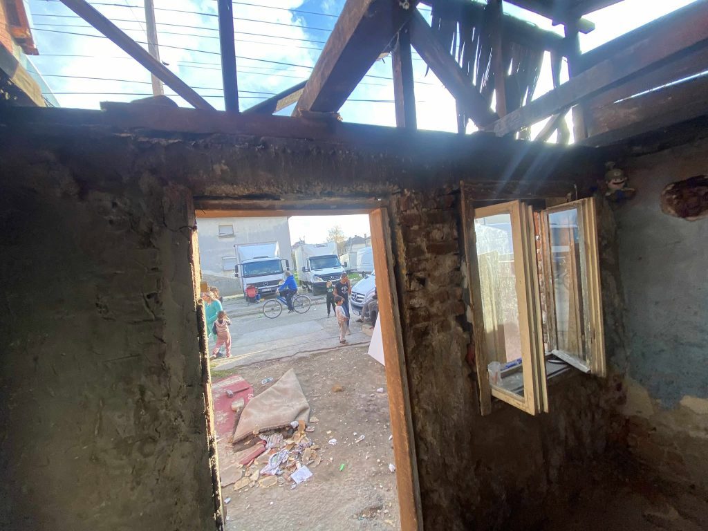 Porodica Demirović živi bez struje, vode i hrane – komšije pokušavaju da im obezbede krov nad glavom