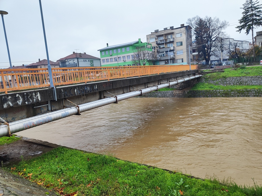 Obilne padavine u leskovačkom kraju – situacija pod kontrolom, novi talas kiše očekuje se popodne