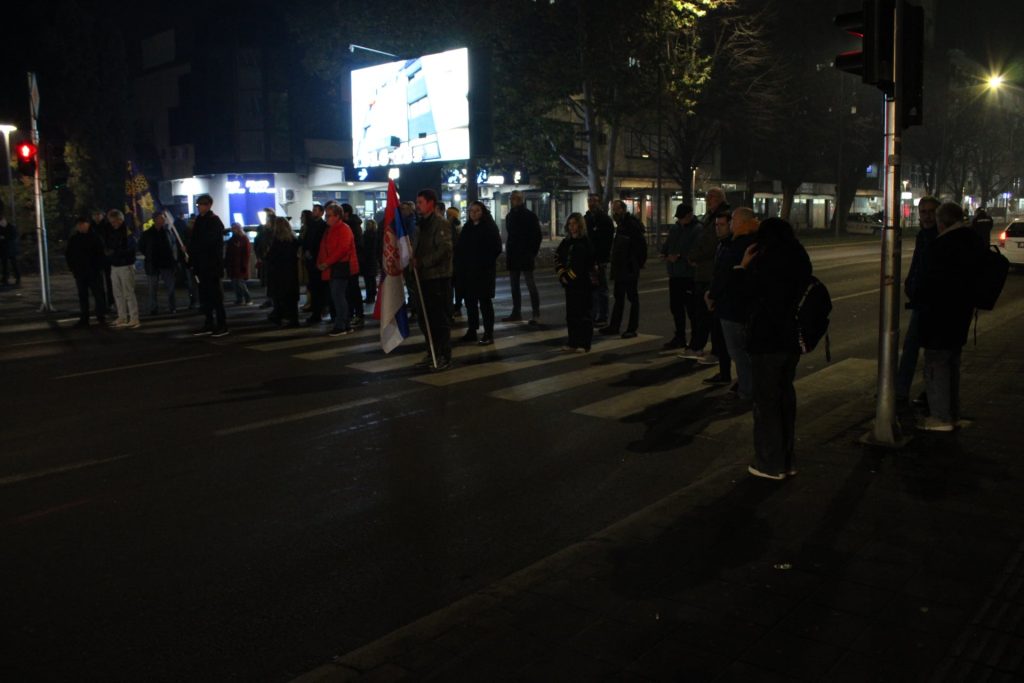 Incident na protestu podrške u Leskovcu, taksista umalo udario demonstrante