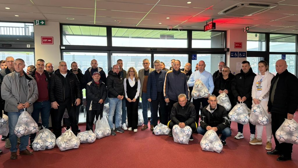 Podeljene lopte fudbalskim klubovima sa teritorije grada Leskovca