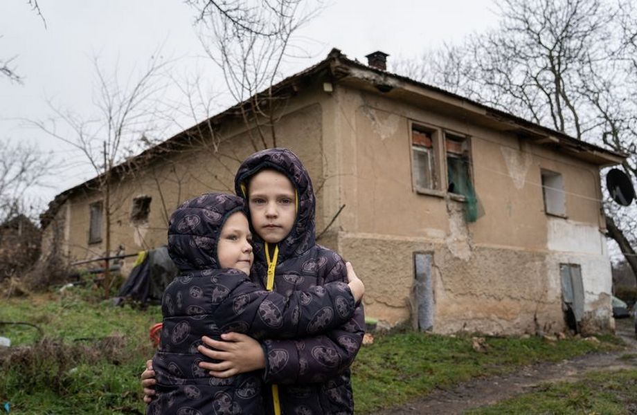 „Tata, ja sam njega zvao na rođendan, što on mene nije?” Aca i Relja u kandžama siromaštva sakupljaju orahe da bi preživeli