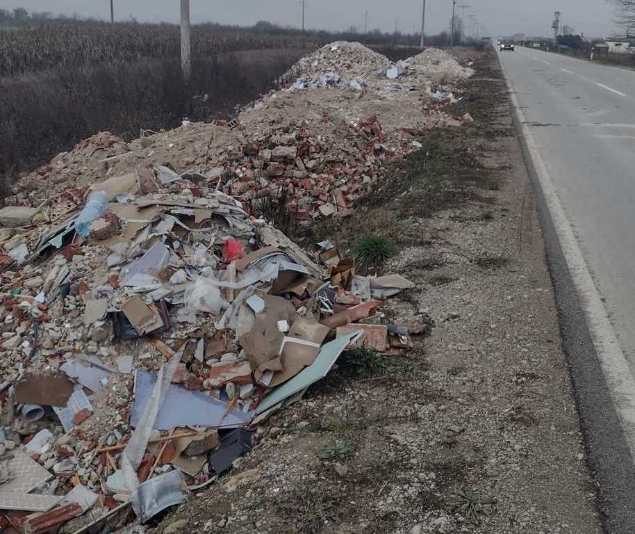 Kamioni zatrpavaju put ka Vučju: divlje deponije niču, vlast ćuti