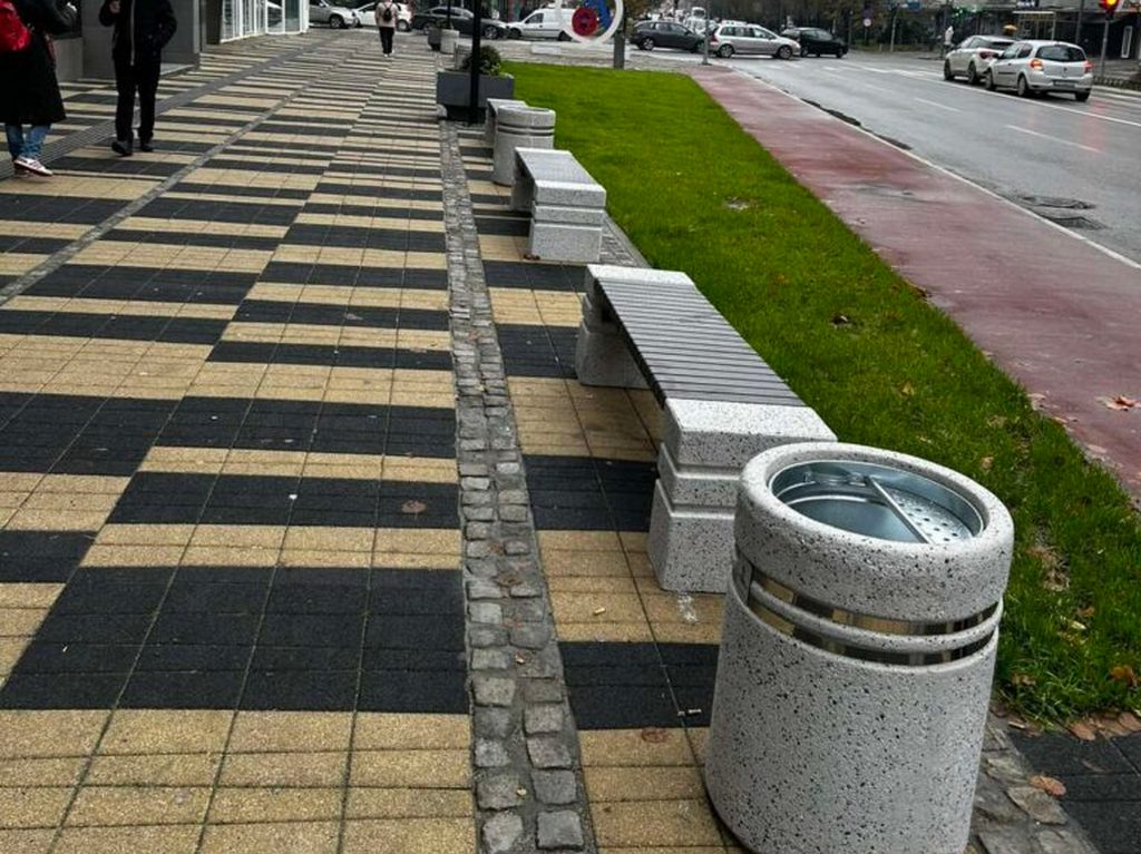 Mobilijar od 18 klupa po centru i 10 kanti za otpatke