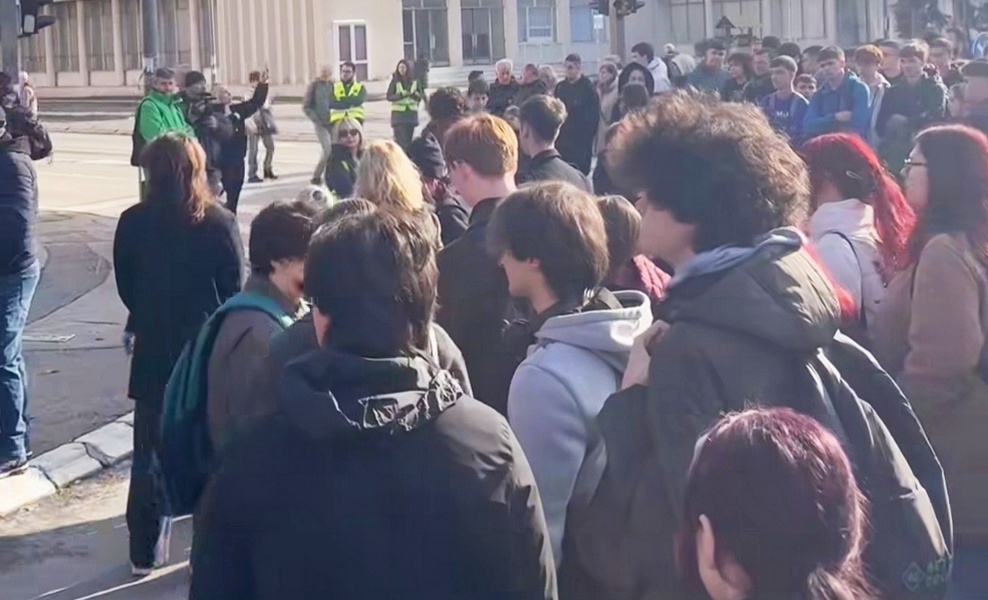 Žena prekinula 16 minuta tišine u Nišu i nasrnula na jednu građanku, policajci u civilu je sklonili