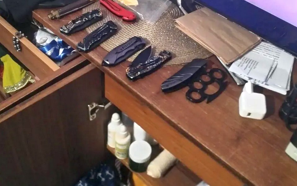 U kući krio oružje, palice, fantomke, noževe…