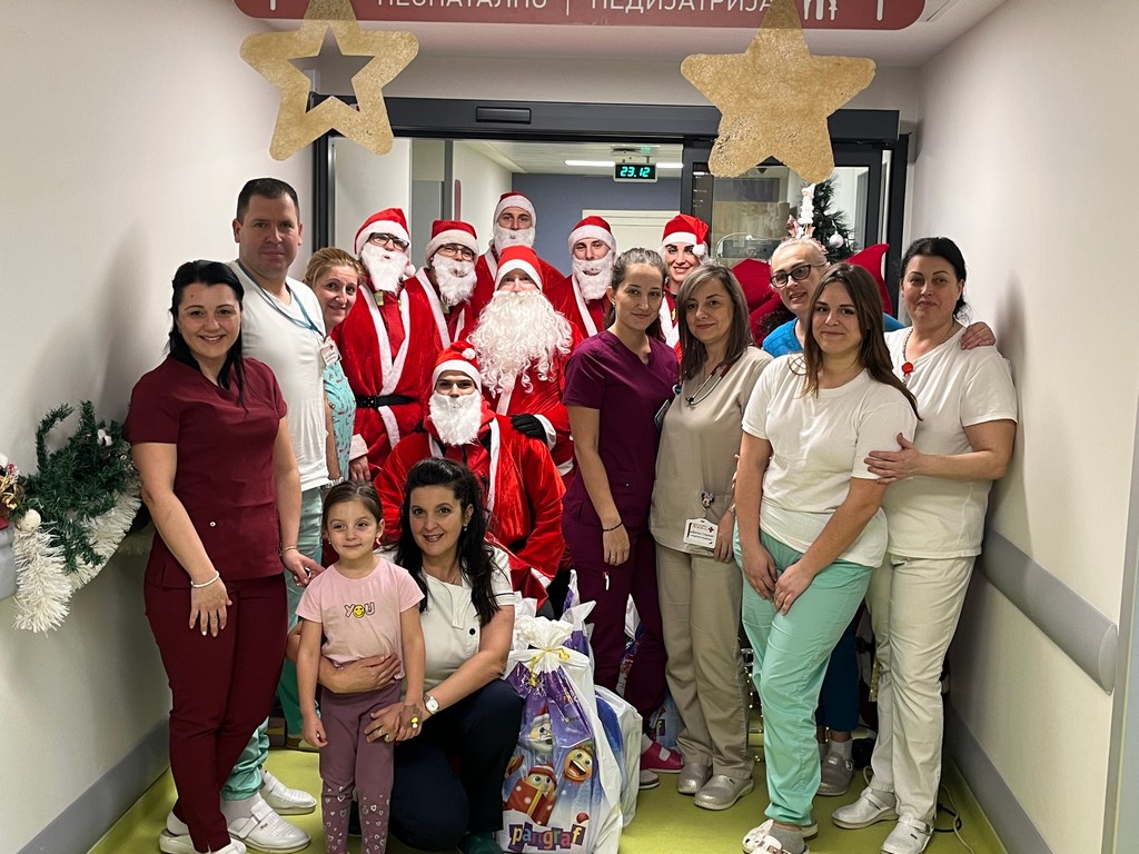 Deda Mrazovi obradovali mališane na pedijatriji Opšte bolnice Leskovac
