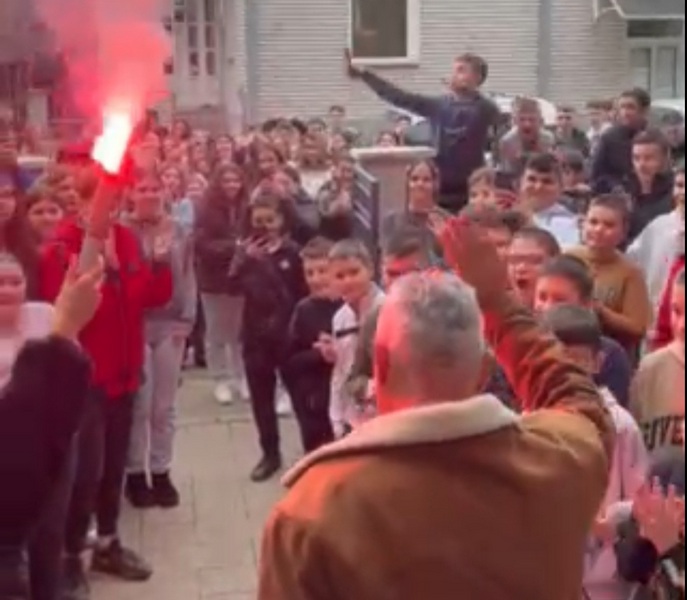 Profesor Jovica Cvetković ispraćen u penziju uz suze, aplauze i baklje (video)