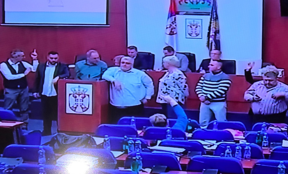 Leskovačka opozicija ćutala za govornicom 9 sati – zabeležen i incident