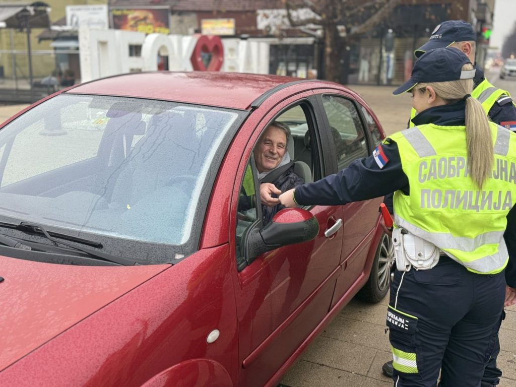 Policija u Leskovcu nagradila savesne vozače edukativnim privescima