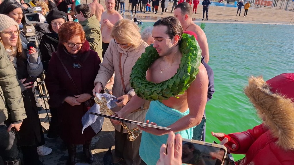 Deda mi je bio motiv, on mi je bio i trener! – Andrija prvi doplivao do časnog krsta