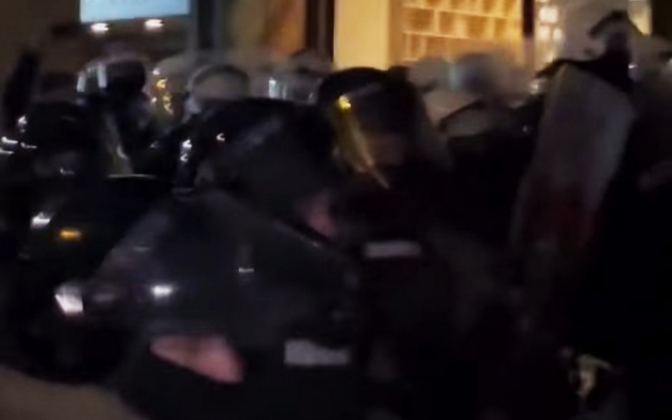 Policija primenila silu na Filozofskom u Novom Sadu, studenti izbačeni iz zgrade, najavljeni protesti u Nišu i Leskovcu