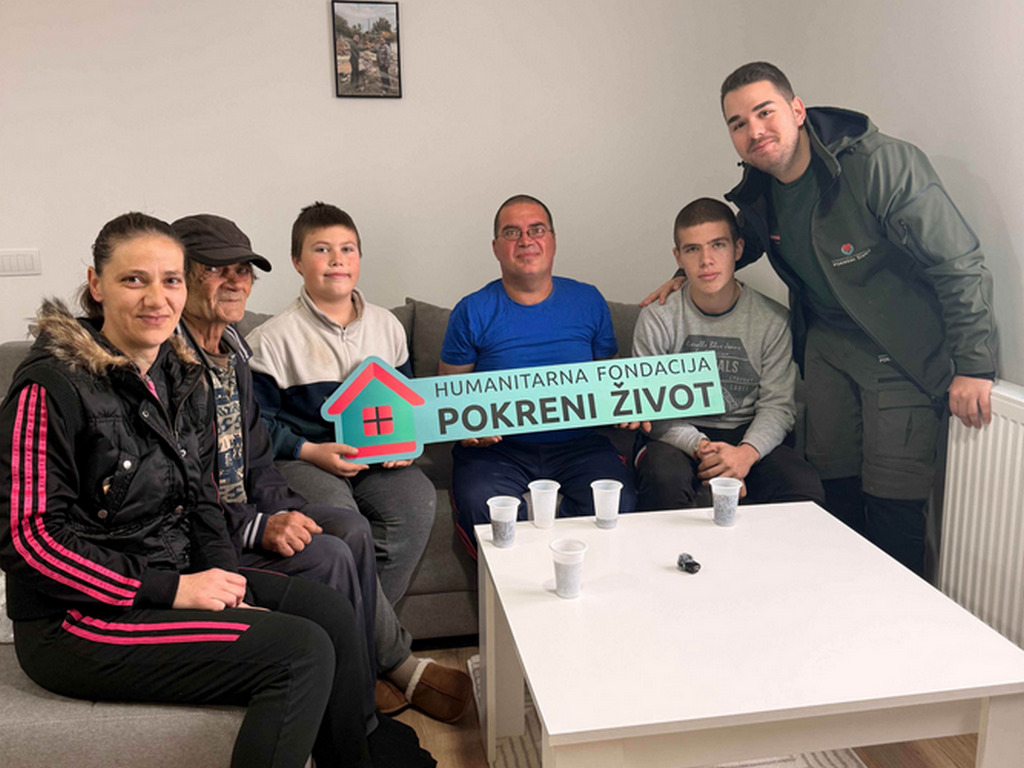 Četvoročlana porodica Krstić koja je do juče živela bez kupatila dobila novi dom