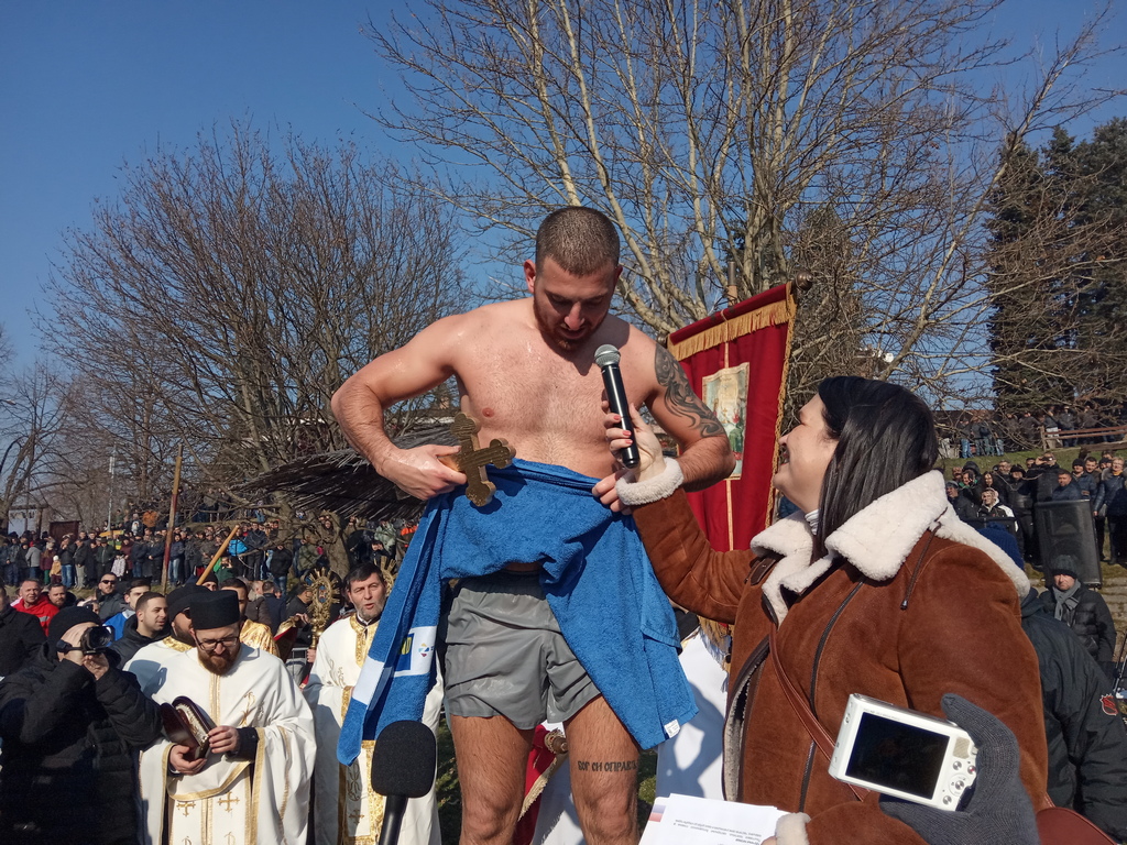 Milan Dimitrijević iz Vinarca pobednik je 19. plivanja za Časni krst u Vlasotincu