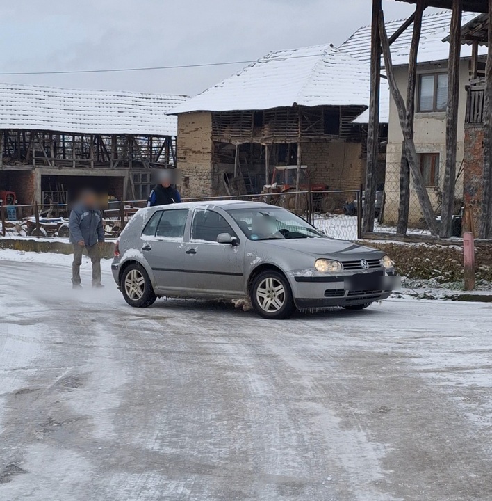 Put Vučje-Brza kod Leskovca prekriven ledom, meštani apeluju na nadležne službe