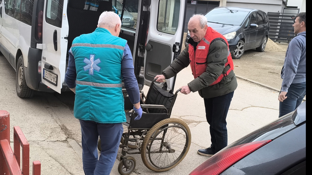 Crveni krst Leskovac uručio invalidska kolica i 135 paketa pelena za odrasle Gerontološkom centru