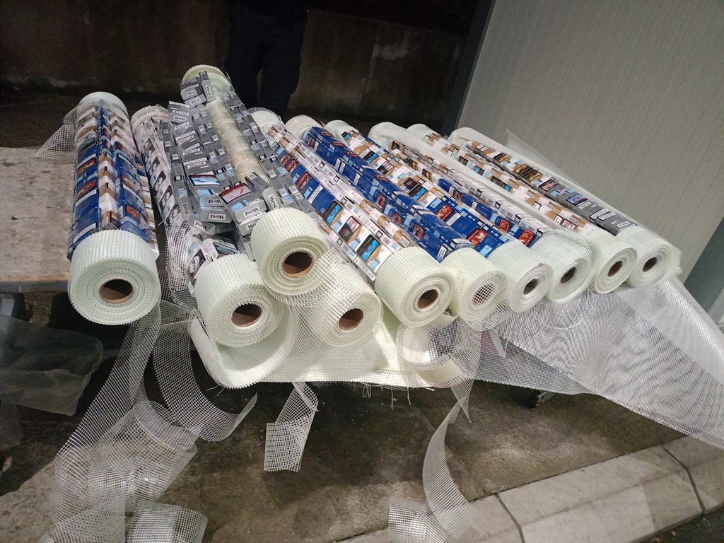 Dva pokušaja kijumčarenja 2450 paklica cigareta u fasadno mrežici