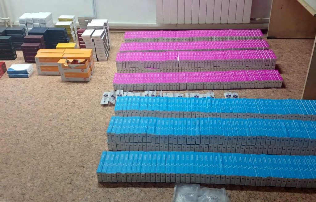 Policajci iz Niša, Pirota, Pančeva i Preševa švercovali falsifikovane parfeme, odeću, etikete, medicinska sredstava i lekove za estetsku hirurgiju