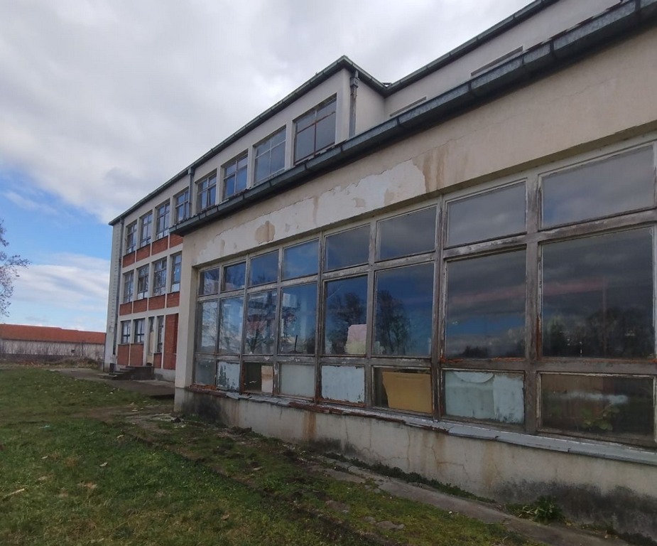 Milošević: Osnovna škola u selu Pejkovac se raspada – za vinograde, kafanske račune, EXPO i leteće taksije se ima, za škole ne