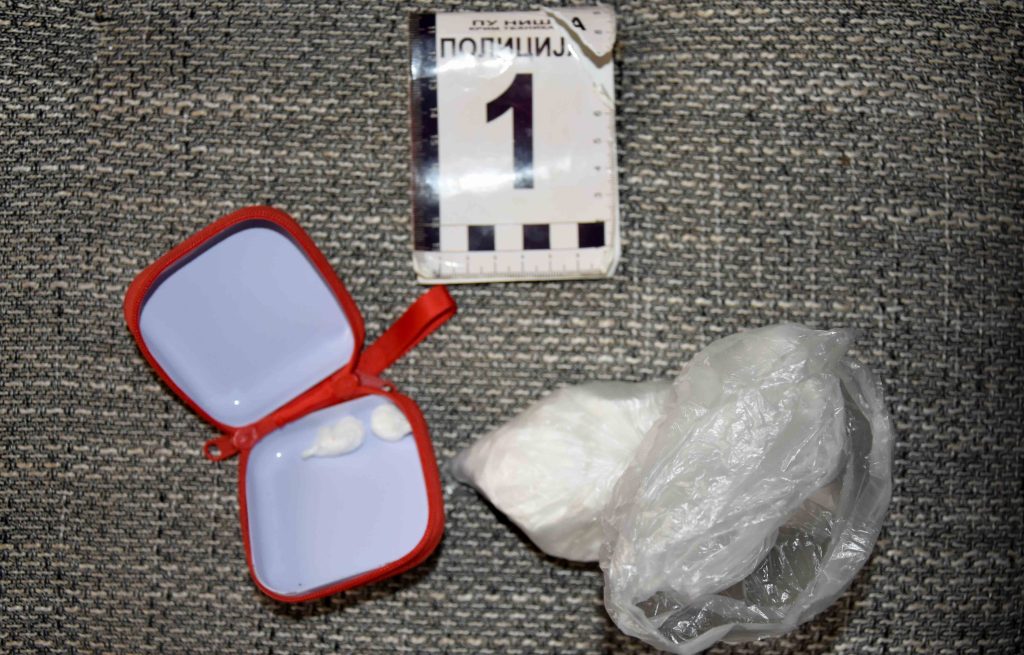 U stanu krio tri paketića kokaina i 16 paketića marihuane