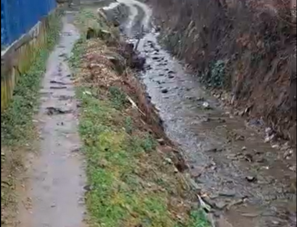 Zemljani sokak pored reke, a reka – kanalizacija (video)