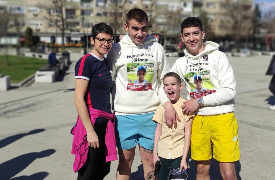 Mladi frizeri Luka i Filip pokrenuli lavinu dobrote, Leskovčani pomogli i prikupili preko 325. 000 dinara za lečenje malog Ognjena