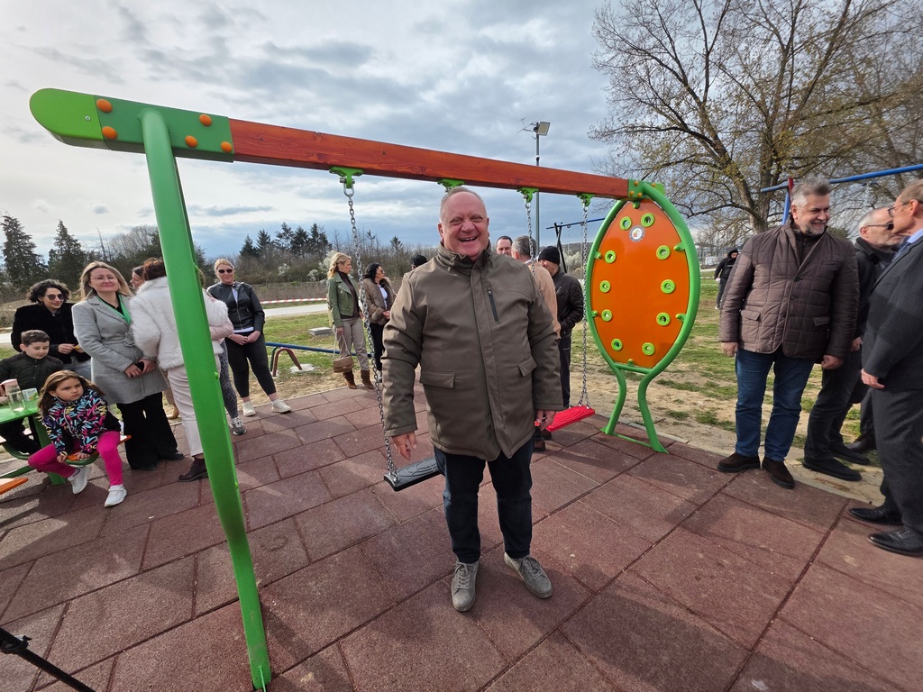 Leskovac: Deca u Ohridskom naselju dobila park sa mobilijarom
