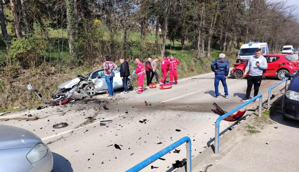 Više povređena u udesu dva automobila kod Leskovca
