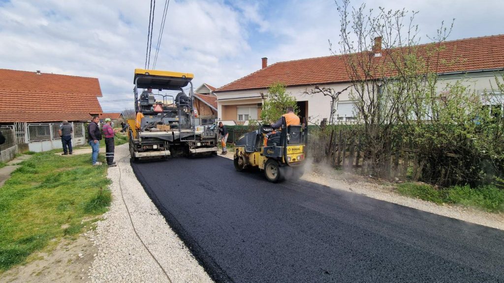 Počelo asfaltiranje ulice Save Đorđevića u Bobištu u dužini od 912 metara, vrednost radova 16,4 miliona dinara