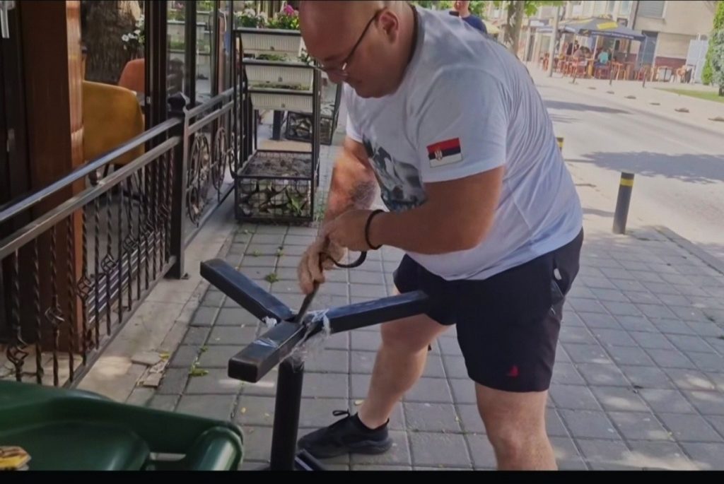 Zmija se zavukla ispod stola u kaficu u centru grada (video)