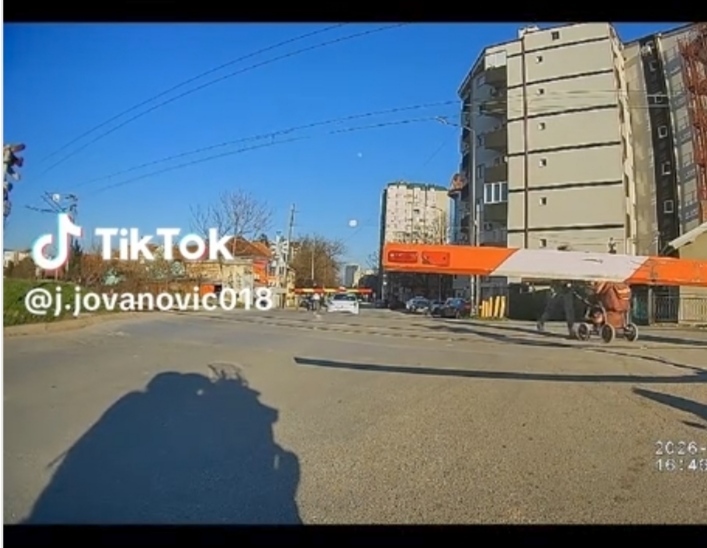 Niš: Majka s kolicima prešla prugu na spuštenoj rampi, voz zaustavljen nekoliko metara dalje (video)
