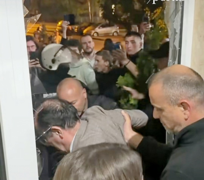 MUP: Tri policajca zatražila lekarsku pomoć posle intervencije ispred Medicinskog fakulteta u Beogradu