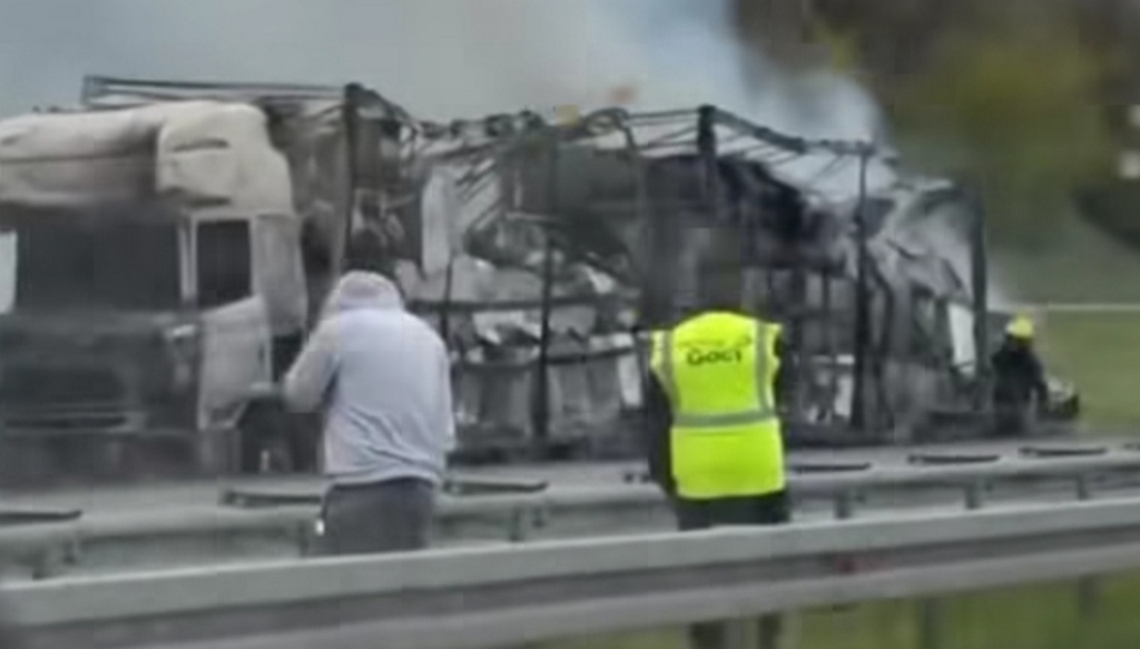 Izgoreo kamion na auto-putu (video)