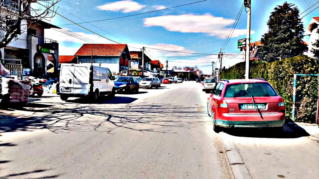 Leskovac: automobili na trotoaru – pešaci po ulici