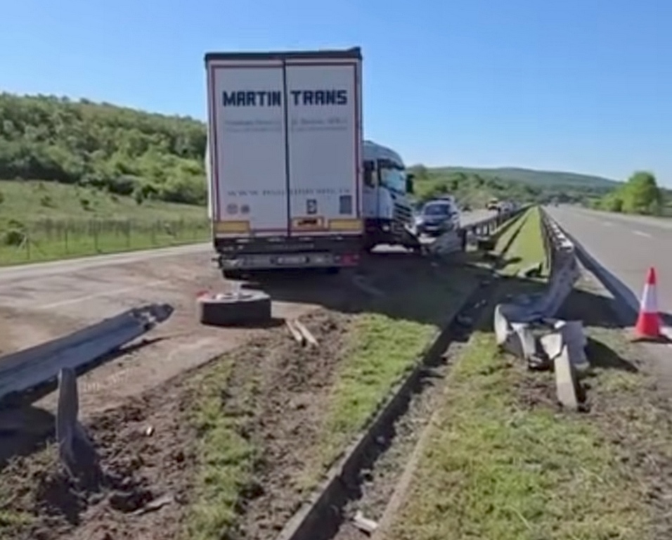 Šleper probio zaštitnu ogradu i završio u suprotnom smeru (video)