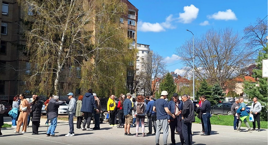 Stanari zgrada na protestu poručili: Ostaćemo bez igrališta i parkinga