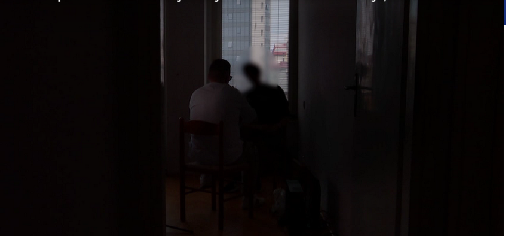 Napadnut student istorije u Nišu dok je radio: Došao da očita struju, a od vlasnika kuće dobio pištolj nabijen u vrat