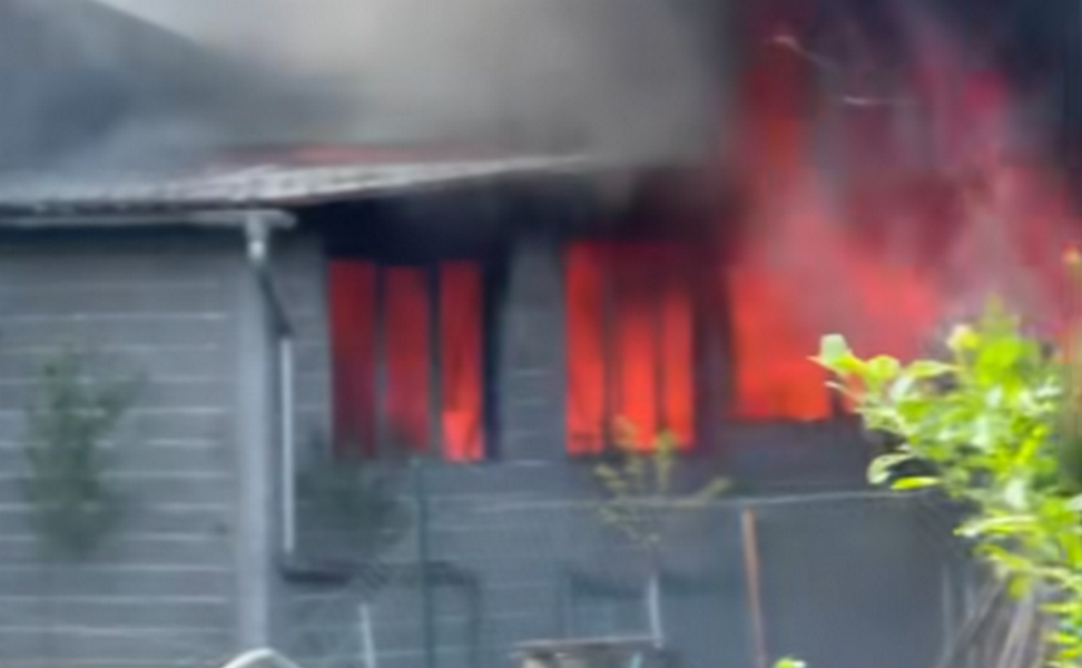 Plamen guta fabriku nameštaja, gust dim na sve strane, brojni vatrogasci se bore sa buktinjom (video)
