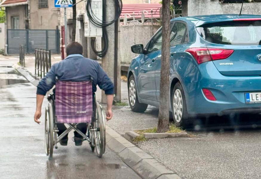 Ujedinjeni za jug: invalid u kolicima kolovozom, automobili na trotoaru