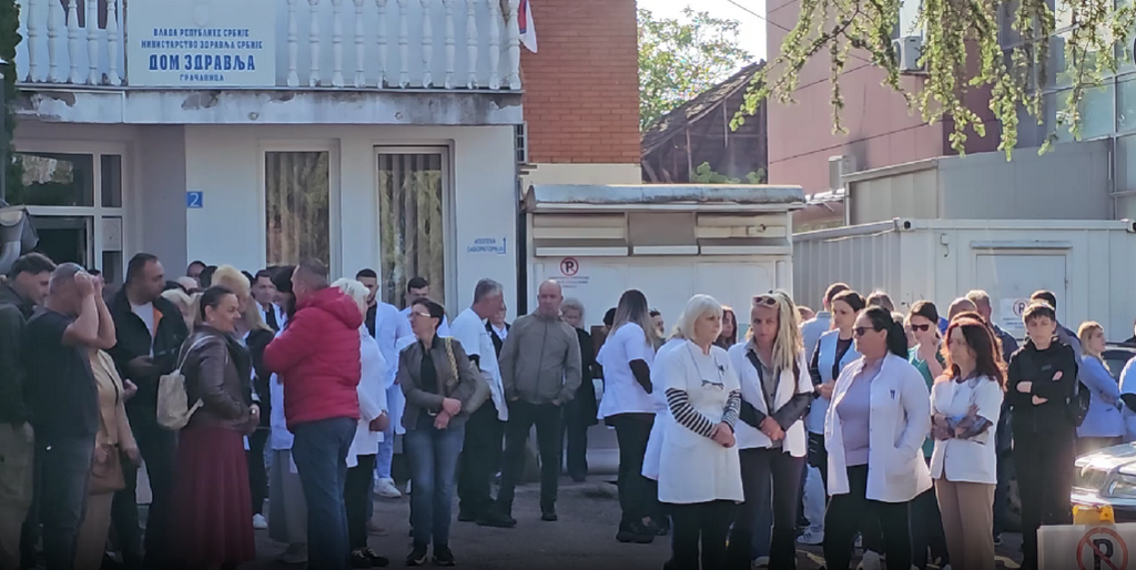 Protest radnika Dom zdravlja u Gračanici zbog hapšenja srpskih direktora, u Lipljanu skup podrške uhapšenima