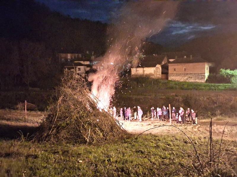 Prvomajska vatra okupila meštane Svođa rasute po svetu