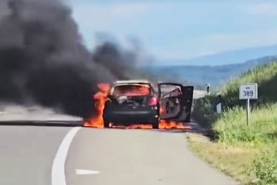 Zapalio se automobil na auto-putu (video)