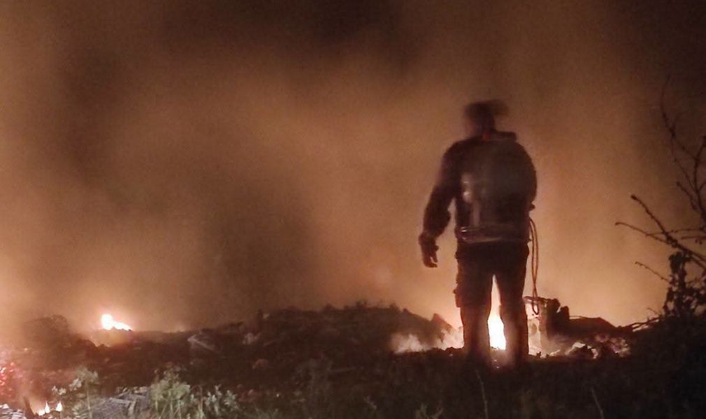 Gorelo nisko rastinje i deponija smeća u ataru Bogojevca